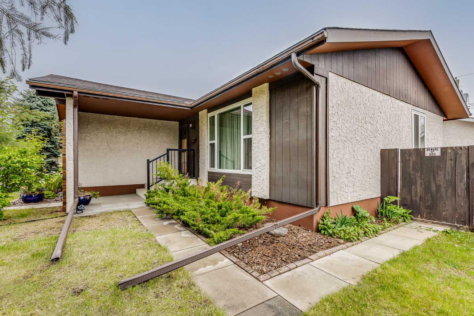 343 Manora Rise NE