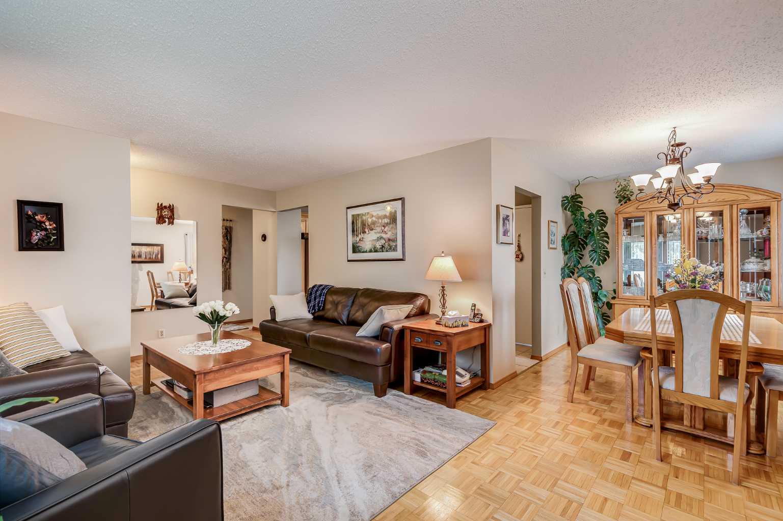343 Manora Rise NE