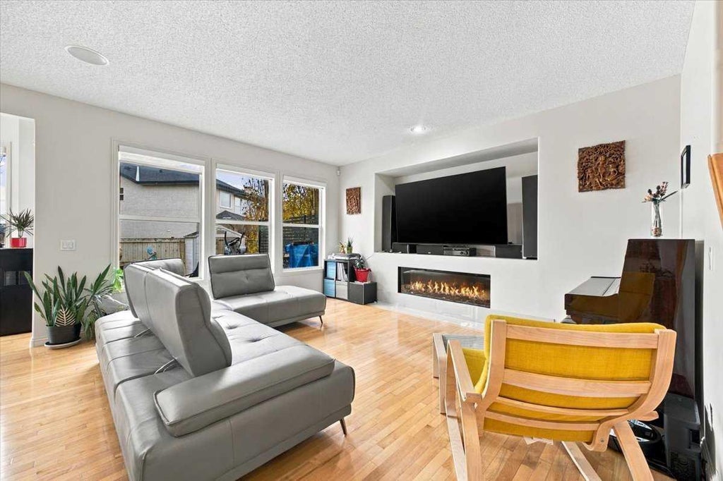 Photo of 262 Everstone Drive SW, Calgary, AB T2Y 4V2 (MLS # A2355500)