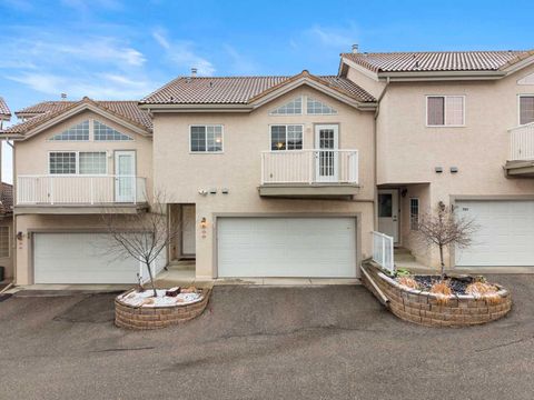 702 Patterson View SW Calgary AB T3H 3J9