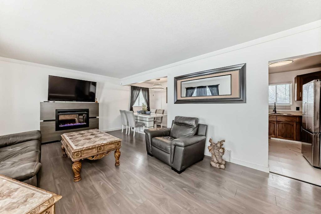 Photo of 4117 45 Street, Red Deer, AB T4N 1J9 (MLS # A2292092)