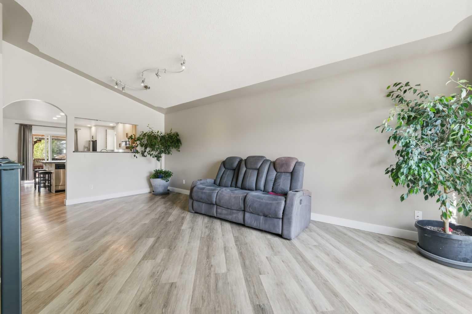 206 Highwood Village Place NW