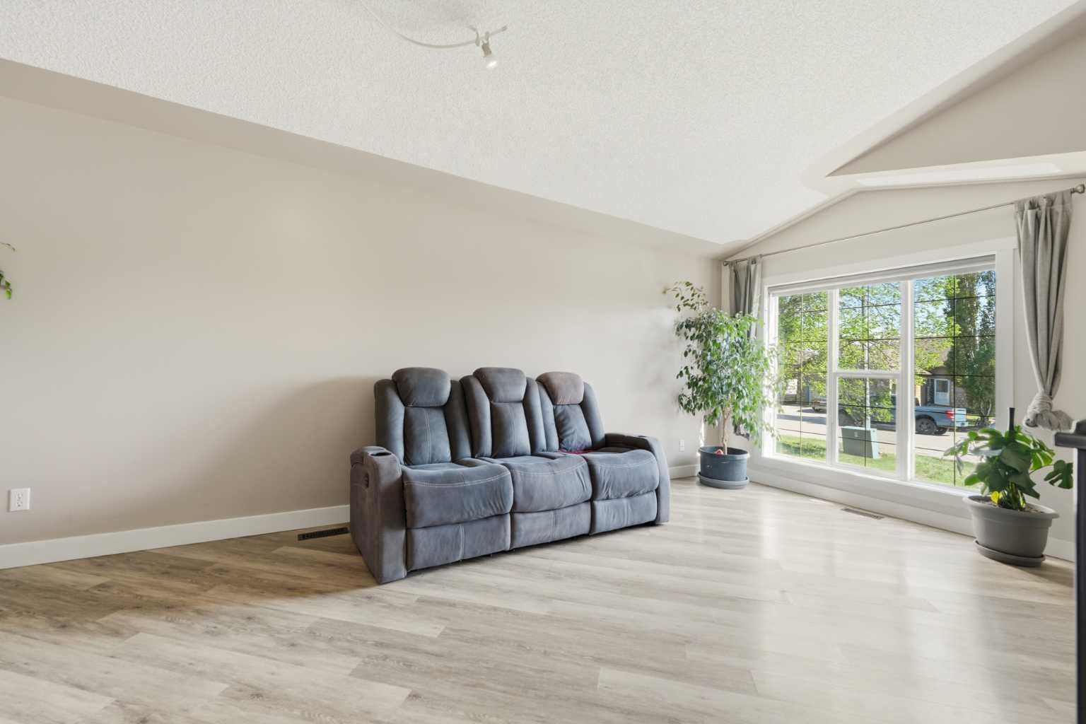 206 Highwood Village Place NW