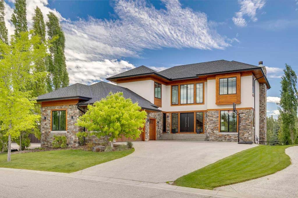 Photo of 92 Heritage Isle, Heritage Pointe, AB T1S 4J8 (MLS # A2319187)