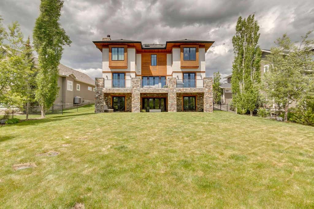 Photo of 92 Heritage Isle, Heritage Pointe, AB T1S 4J8 (MLS # A2319187)
