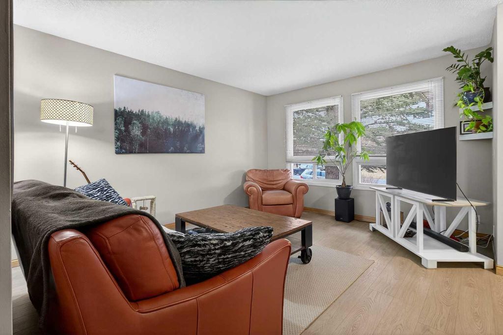 Photo of 27 Bedford Road NE, Calgary, AB T3K 2K7 (MLS # A2296242)
