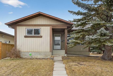 Photo of 27 Bedford Road NE, Calgary, AB T3K 2K7 (MLS # A2296242)