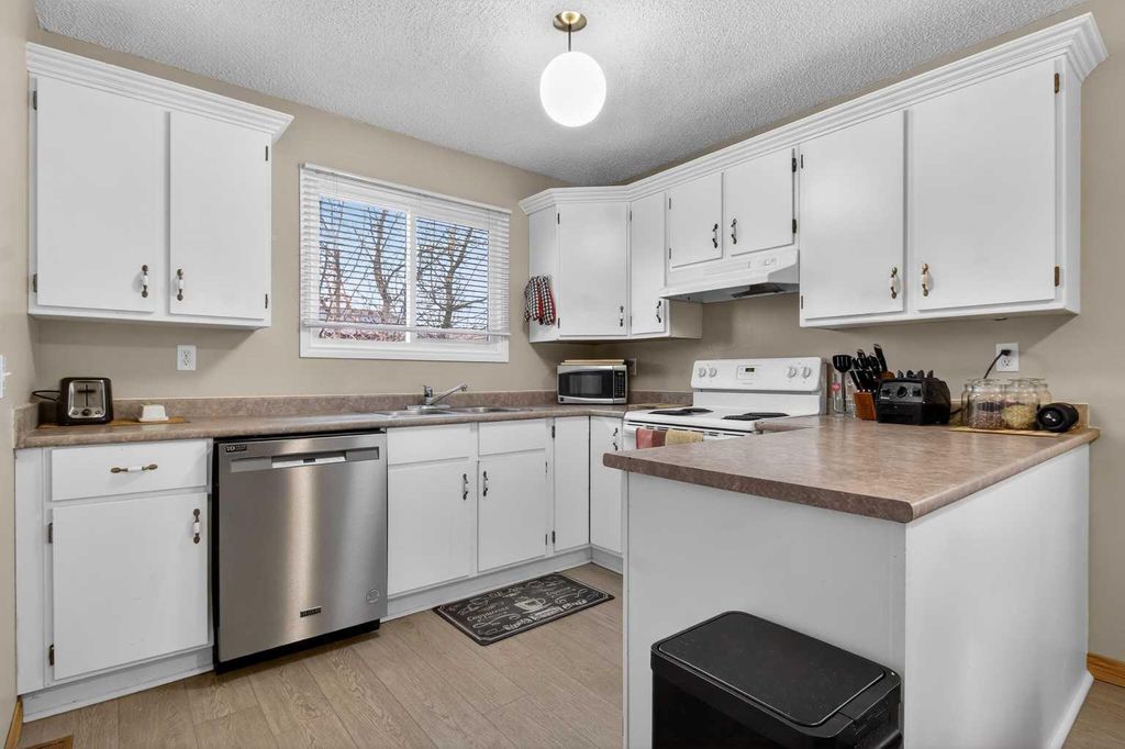 Photo of 27 Bedford Road NE, Calgary, AB T3K 2K7 (MLS # A2296242)