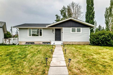 Photo of 545 Madeira Drive NE, Calgary, AB T2A 4M7 (MLS # A2331859)