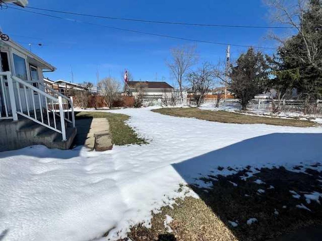 Photo of 5021 47 Street, Daysland, AB T0B 1N0 (MLS # A2305880)