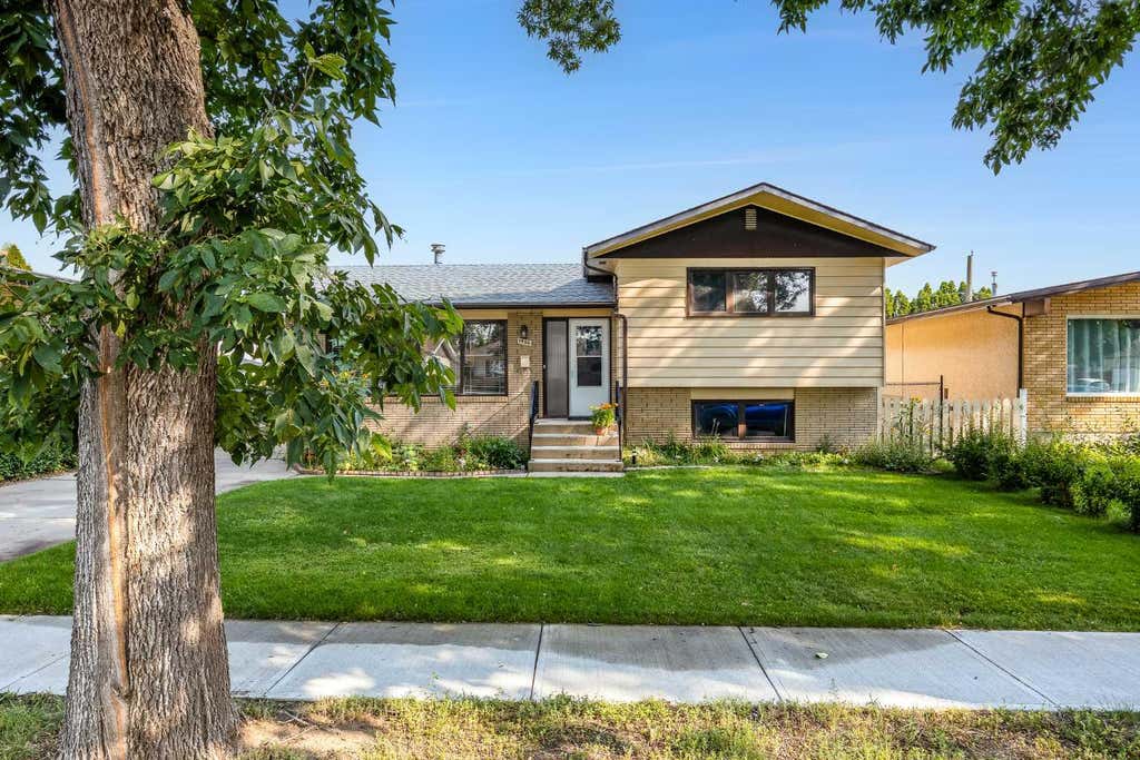 Photo of 1406 26 Street SE, Medicine Hat, AB T1A 2G2 (MLS # A2339329)