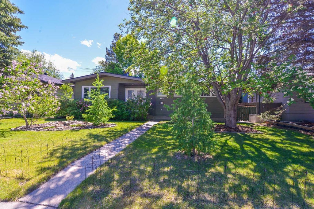 Photo of 361 Capri Avenue NW, Calgary, AB T2L 0J5 (MLS # A2351433)