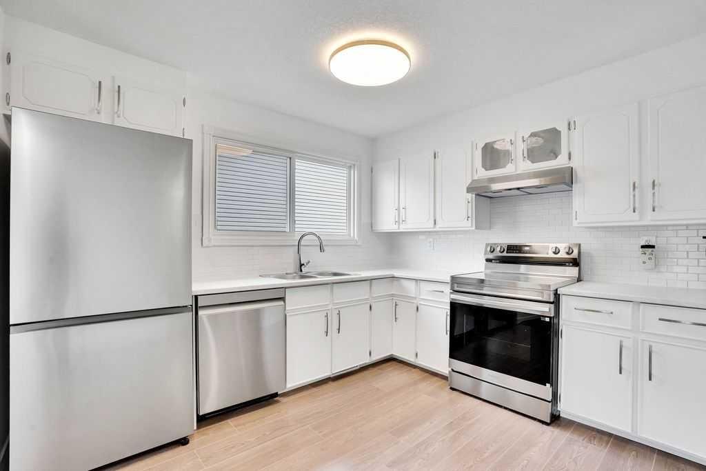 56 Castleglen Crescent NE