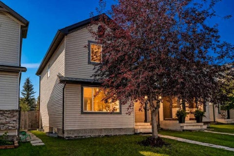 Photo of 184 Everridge Way SW, Calgary, AB T2Y 4S9 (MLS # A2346437)