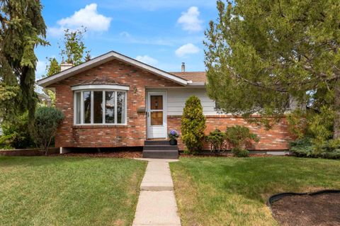 Photo of 77 Hogarth Crescent SW, Calgary, AB T2V 3A8 (MLS # A2314893)