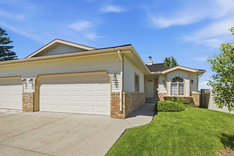 Photo of 135 Shawnee Rise SW, Calgary, AB T2Y 2S3 (MLS # A2329270)