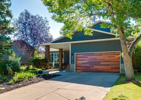 Photo of 871 Oakside Circle SW, Calgary, AB T2V 4P6 (MLS # A2346074)