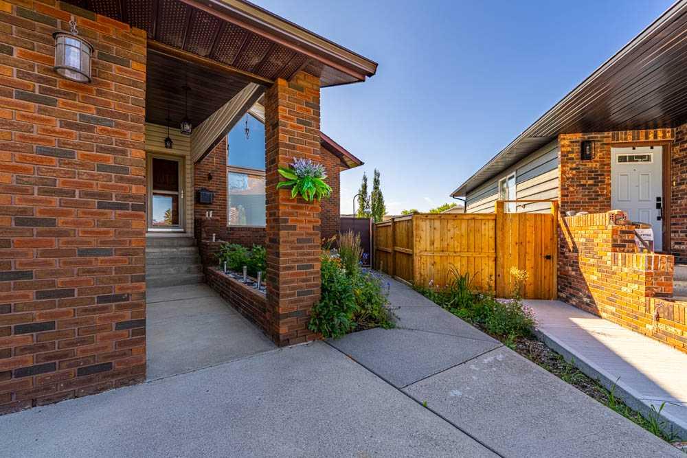 327 Templevale Place NE