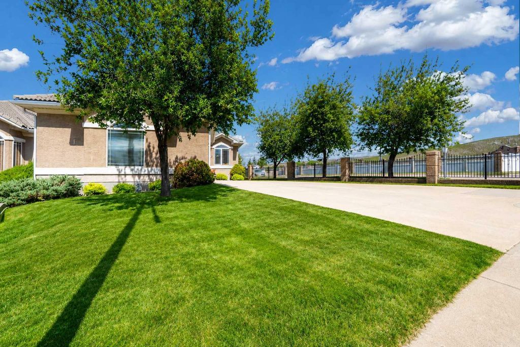 Photo of 8 River Ridge Drive NW, Medicine Hat, AB T1A 8T3 (MLS # A2316323)