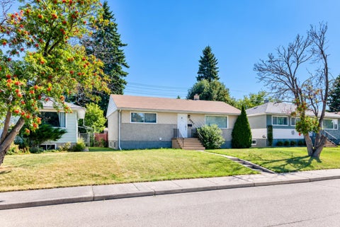 Photo of 3927 40A Avenue, Red Deer, AB T4N 2W9 (MLS # A2340600)