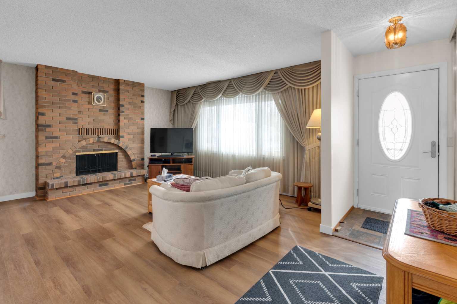 6004 Maddock Drive NE