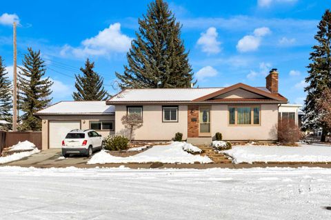 6004 Maddock Drive NE Calgary AB T2A 3W4
