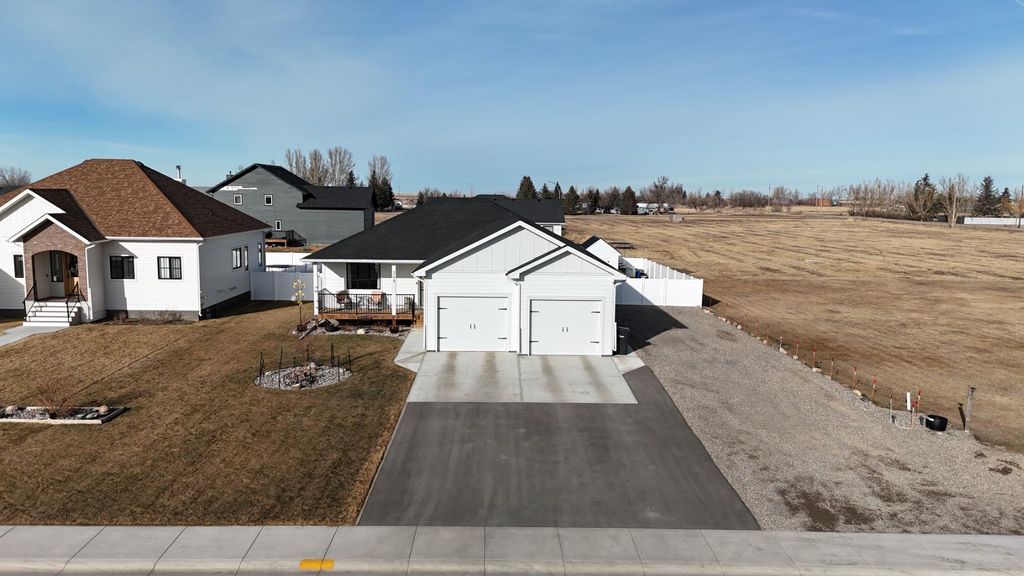 Photo of 349 E 1 Avenue N, Magrath, AB T0K 1J0 (MLS # A2283786)