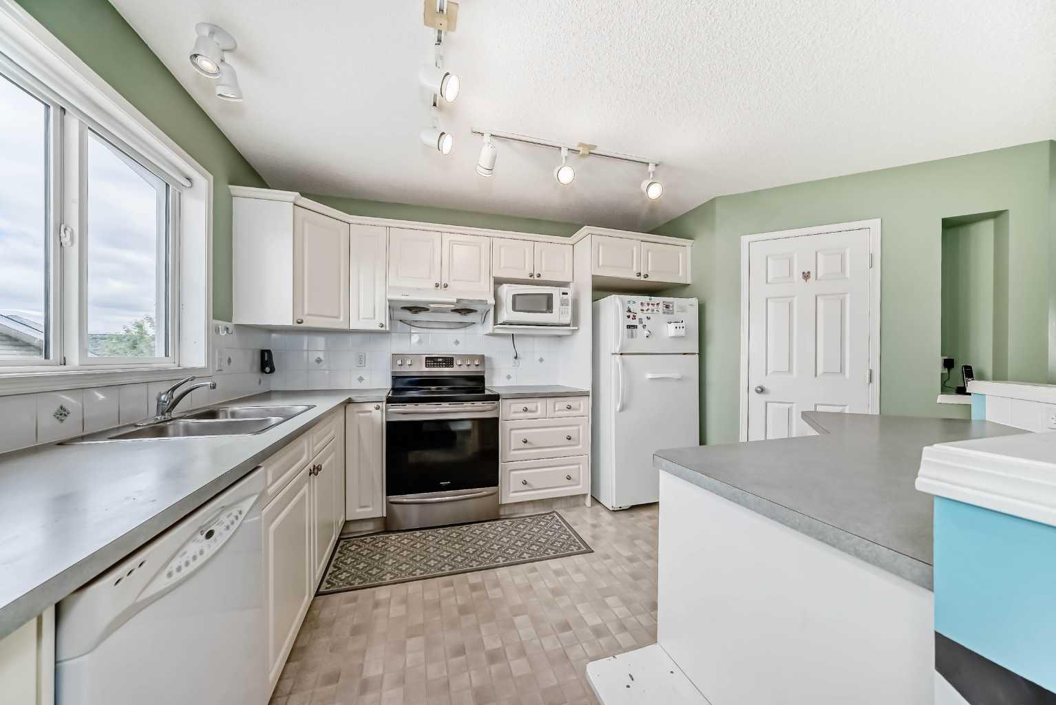 28 Country Hills Manor NW
