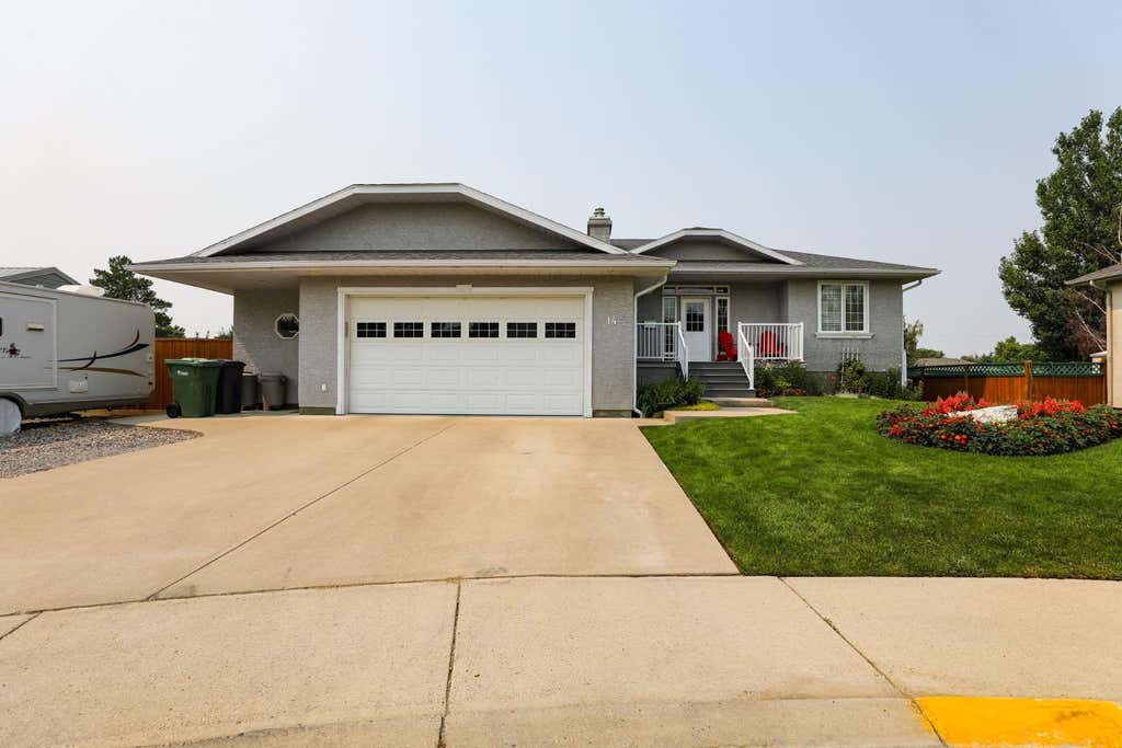 Photo of 14 Centennial Place, Magrath, AB T0K 1J0 (MLS # A2336532)