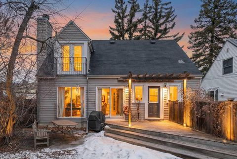 1929 6 Avenue NW Calgary AB T2N 0W4