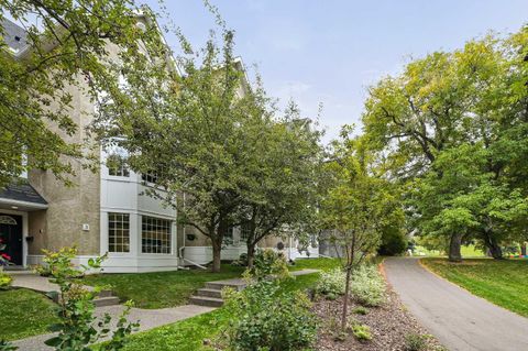 1611 21 Avenue SW 3 Calgary AB T2T 0M9