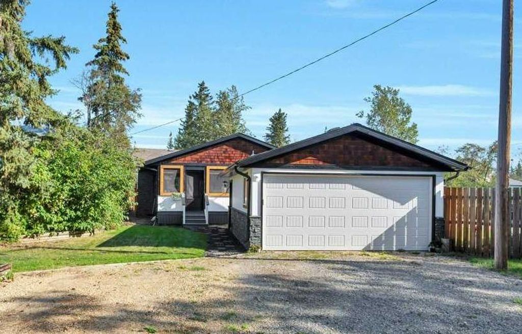Photo of 101 Lakeview Avenue, Gull Lake, AB T4L 2N1 (MLS # A2266496)