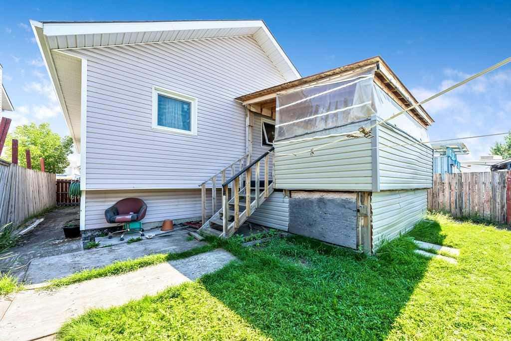 Photo of 318 Applewood Drive SE, Calgary, AB T2A 7V5 (MLS # A2332876)