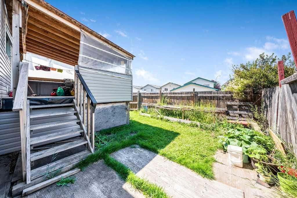 Photo of 318 Applewood Drive SE, Calgary, AB T2A 7V5 (MLS # A2332876)