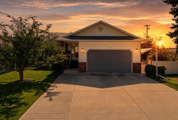 Photo of 5217 50 Avenue, Ponoka, AB T4J 1R9 (MLS # A2348653)
