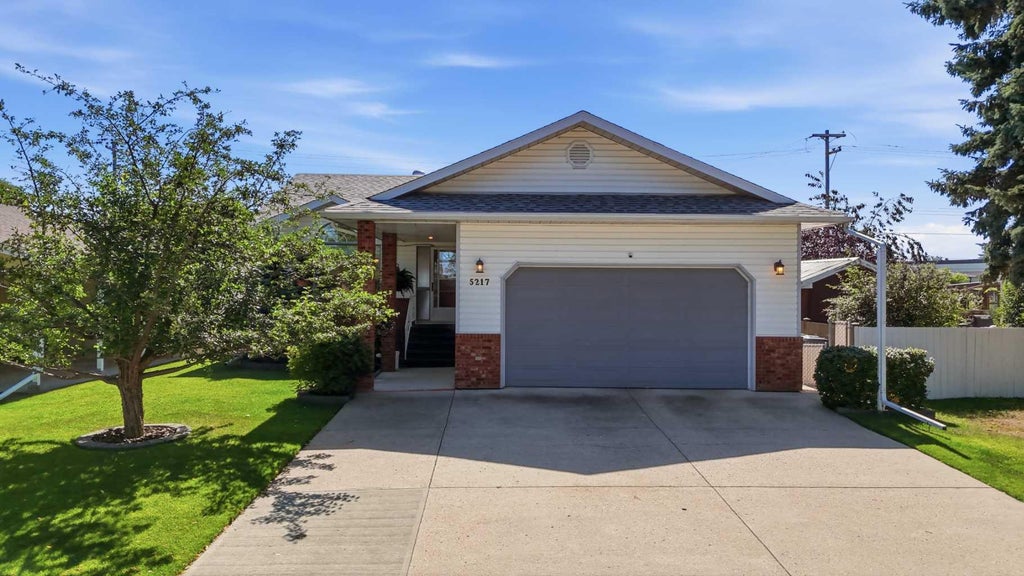 Photo of 5217 50 Avenue, Ponoka, AB T4J 1R9 (MLS # A2348653)