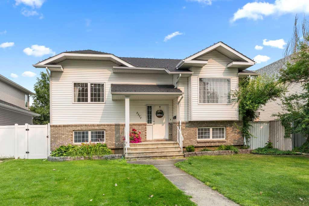 Photo of 2377 Hawthorne Avenue NE, Medicine Hat, AB T1C 1W6 (MLS # A2335809)