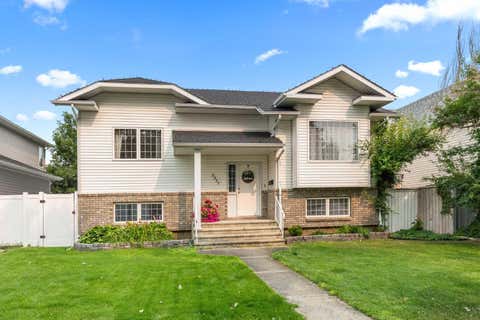 Photo of 2377 Hawthorne Avenue NE, Medicine Hat, AB T1C 1W6 (MLS # A2335809)