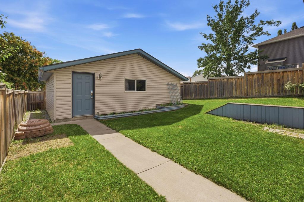 Photo of 241 Somerside Close SW, Calgary, AB T2Y 4B6 (MLS # A2327648)