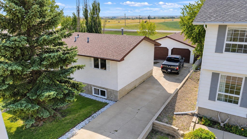 Photo of 139 Shacker Crescent Cres W, Hanna, AB T0J 1P0 (MLS # A2347163)