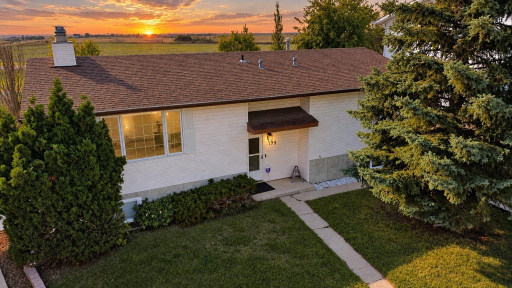 Photo of 139 Shacker Crescent Cres W, Hanna, AB T0J 1P0 (MLS # A2347163)