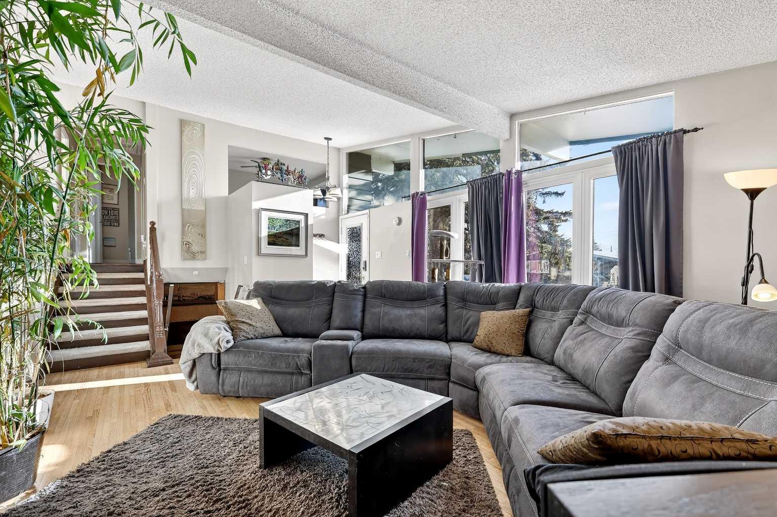 319 Whitney Crescent SE