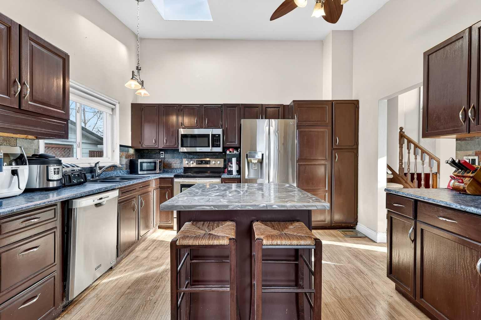 319 Whitney Crescent SE