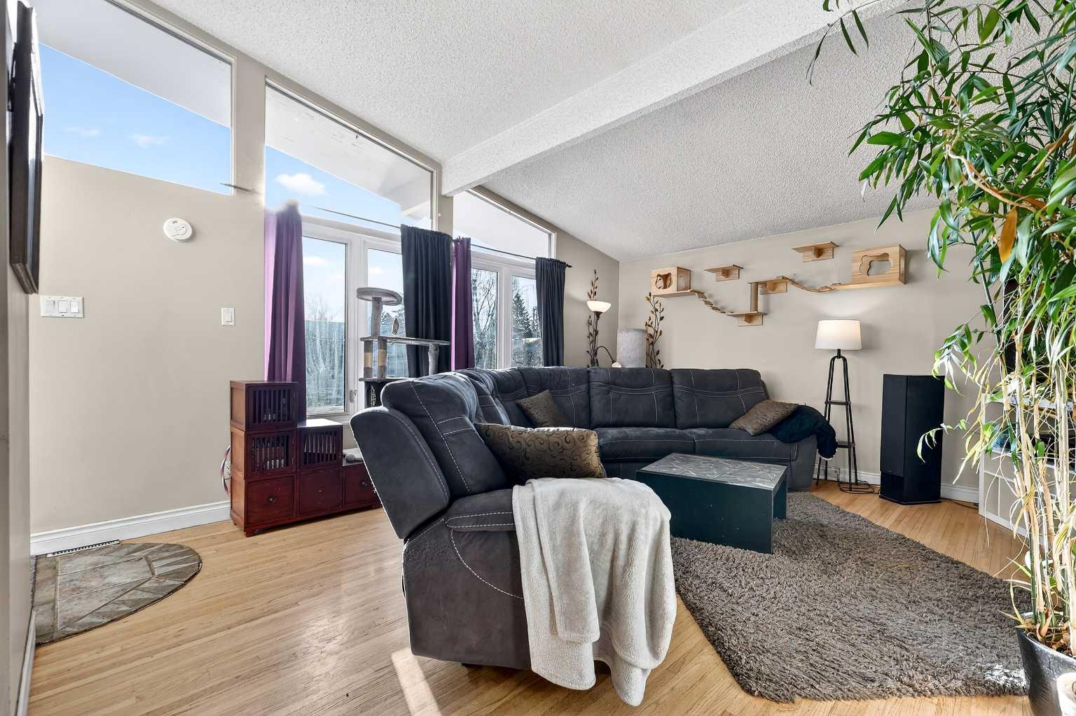 319 Whitney Crescent SE