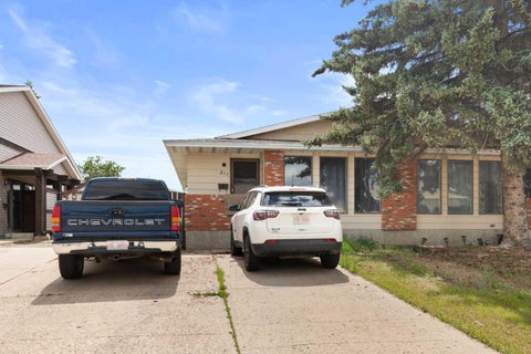 Photo of 211 Ross Glen Drive SE, Medicine Hat, AB T1B 1N7 (MLS # A2323167)