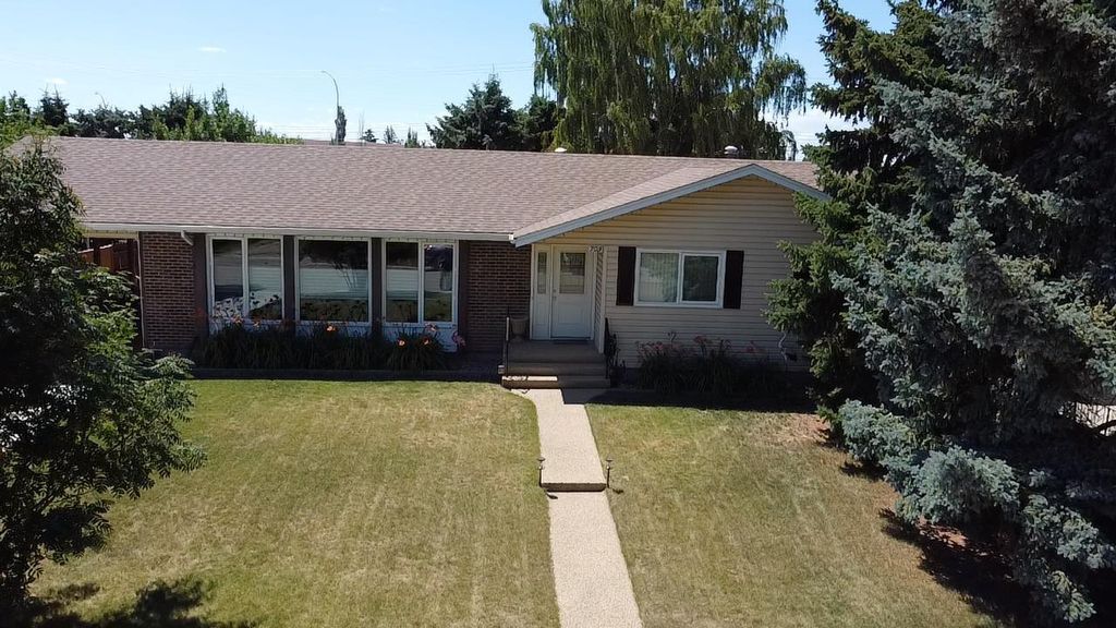 Photo of 703 Memorial Avenue, Vulcan, AB T0L 2B0 (MLS # A2293238)