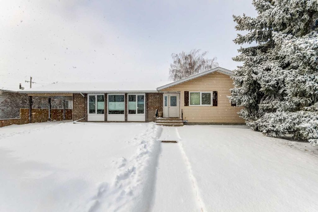 Photo of 703 Memorial Avenue, Vulcan, AB T0L 2B0 (MLS # A2293238)