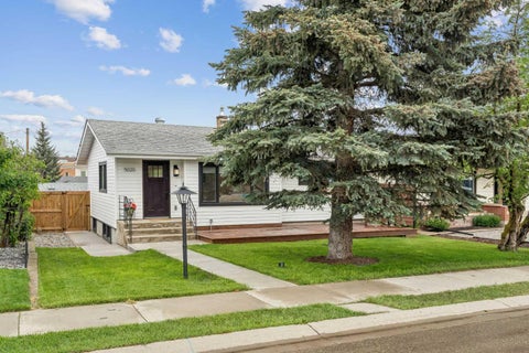 Photo of 5020 47A Avenue, Sylvan Lake, AB T4S 1G8 (MLS # A2321068)