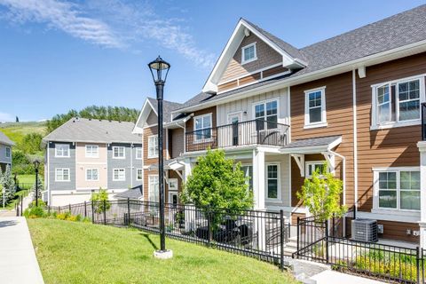 Photo of 607 Cranbrook Walk SE, Calgary, AB T3M 2V5 (MLS # A2308346)