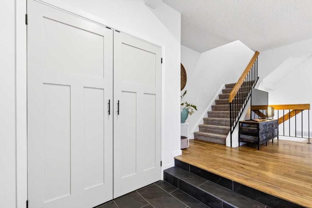 Photo of 77 Point Drive NW, Calgary, AB T3B 4V9 (MLS # A2293043)